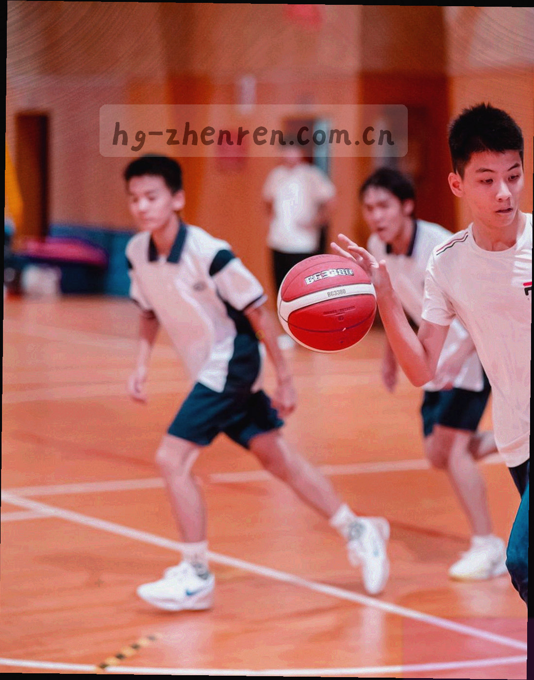 会馆门厅的木质门框与鎏金门环，暖光从门缝里透出来